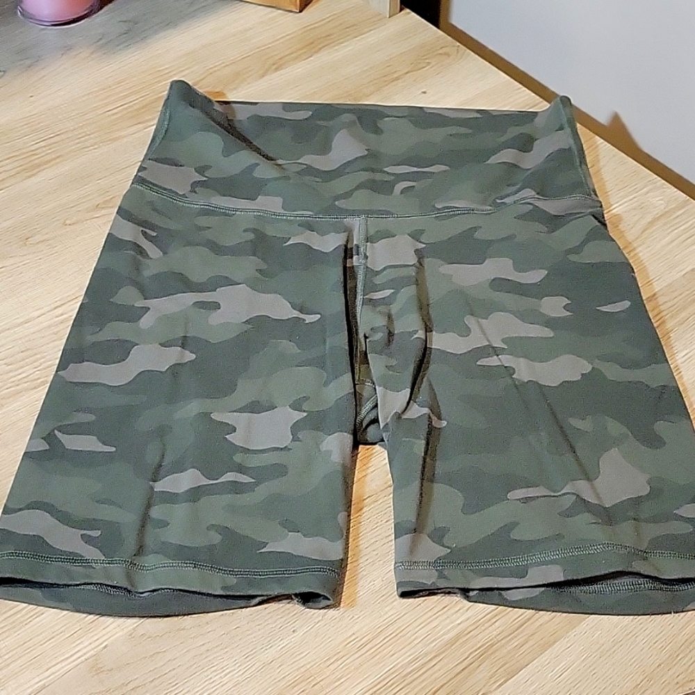 NWOT Old Navy Active Tan and Green Camo Print High Waisted XL shorts